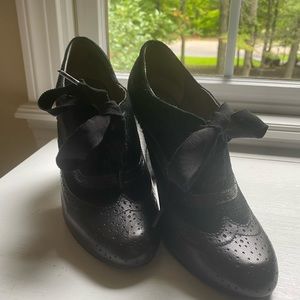 Wing Tip Suede Hells